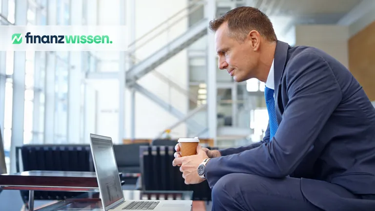 Geschätsmann handelt Aktien am PC