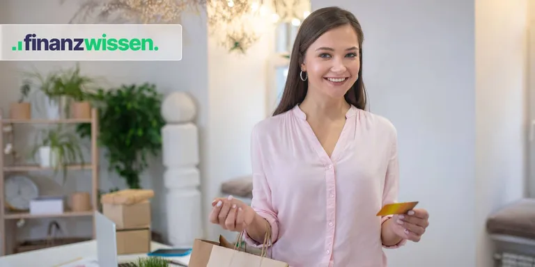 Sachdividenden Junge Frau freut sich über ihre Sachdividende