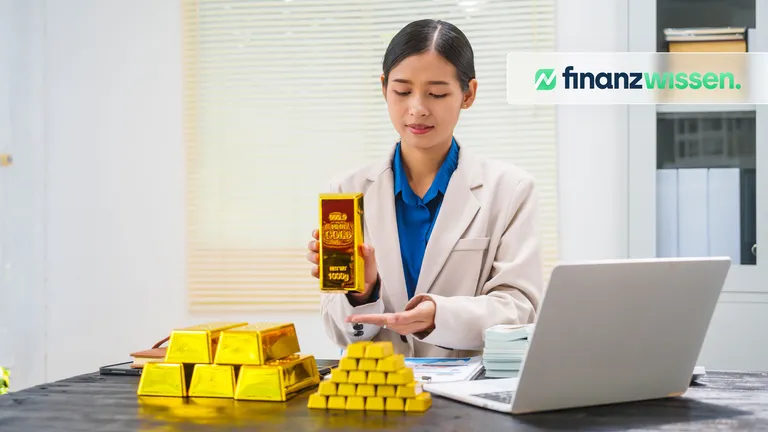 Junge Frau zeigt Goldbarren als Investment